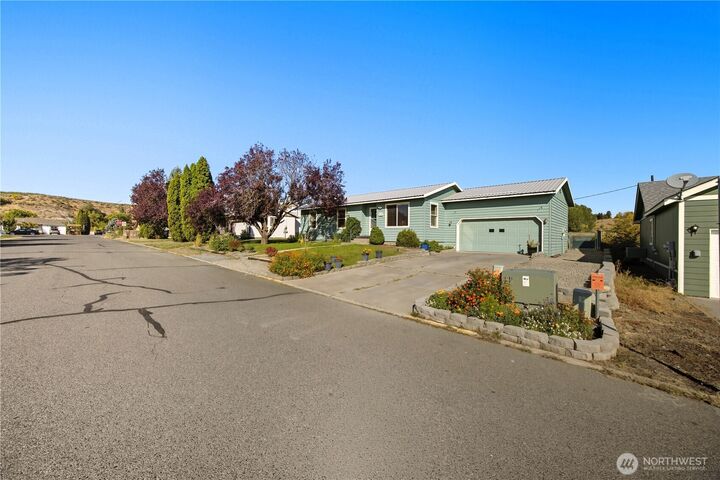 Property Photo:  605  Bramble Avenue  WA 98841 