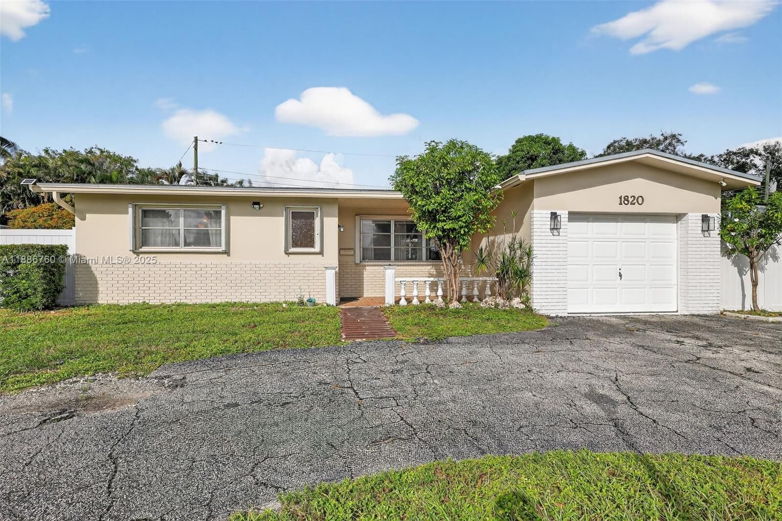Property Photo: 1820 N 56th Ave FL 33021