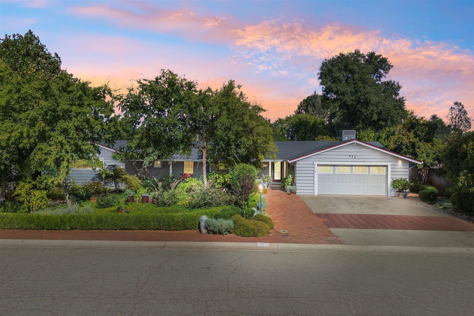 Property Photo:  925 Hallmark Drive  CA 96001 