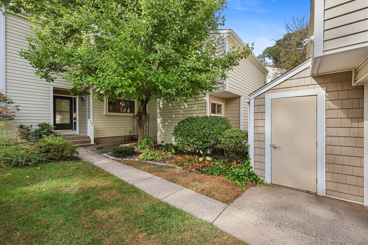 Property Photo: 8 Currier Court 8 CT 06410