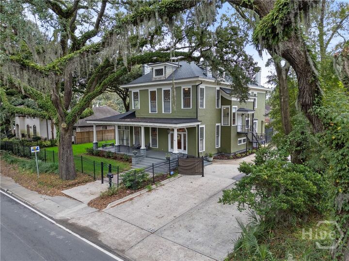 Property Photo:  121 E Victory Drive  GA 31405 