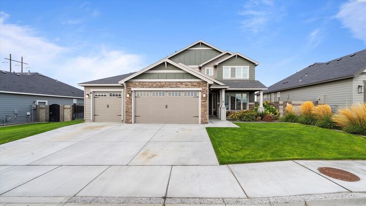 Property Photo: 611 Annapurna Ave WA 99353