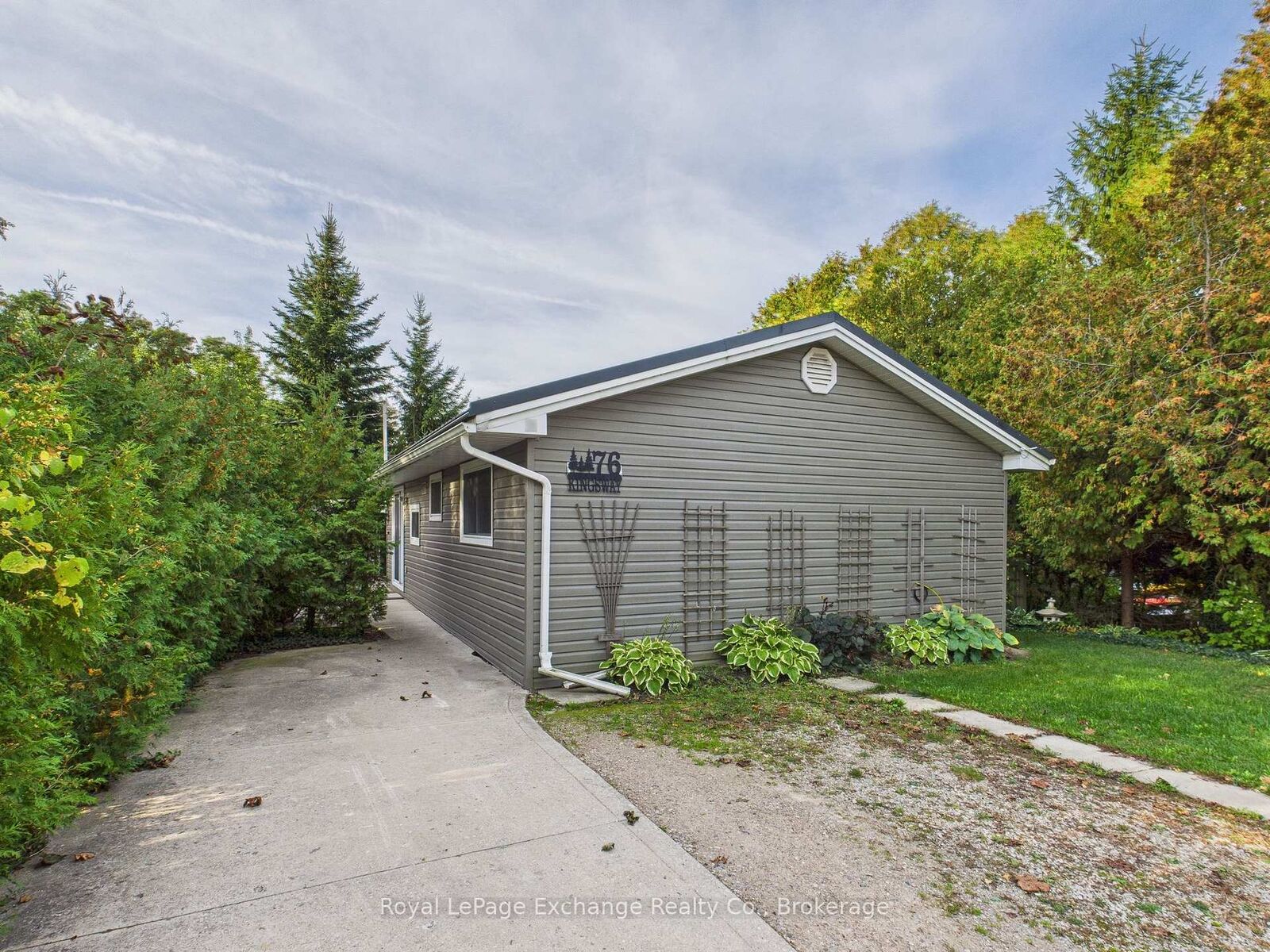 Property Photo:  76 Kingsway Street  ON N2Z 1B3 