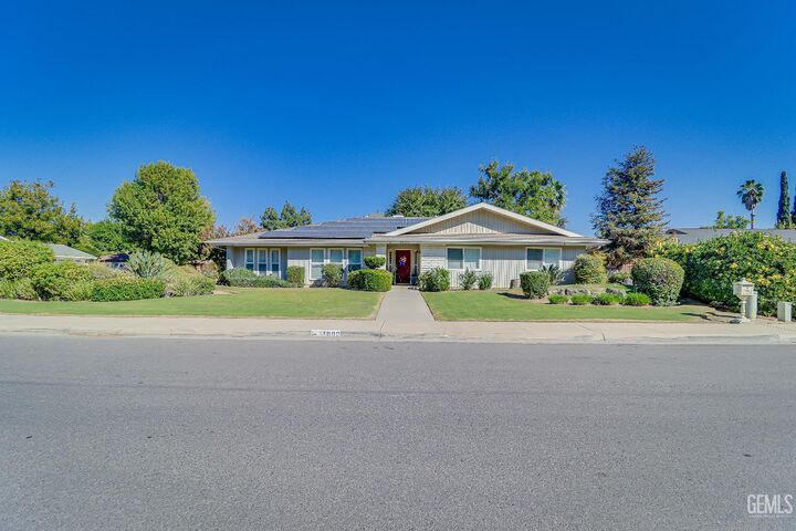 Property Photo: 1000 Halterio Court CA 93309