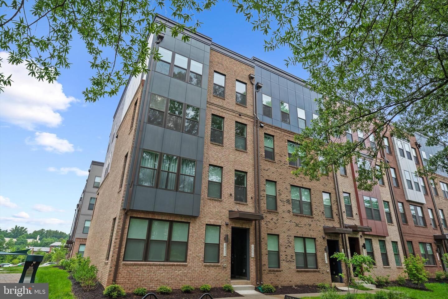 Property Photo: 14256 Newbrook Drive 30 VA 20151