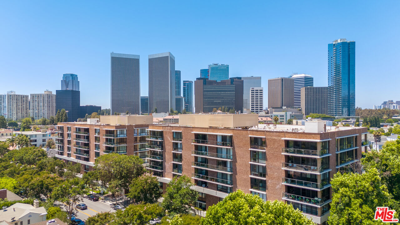 Property Photo:  211 S Spalding Dr  CA 90212 