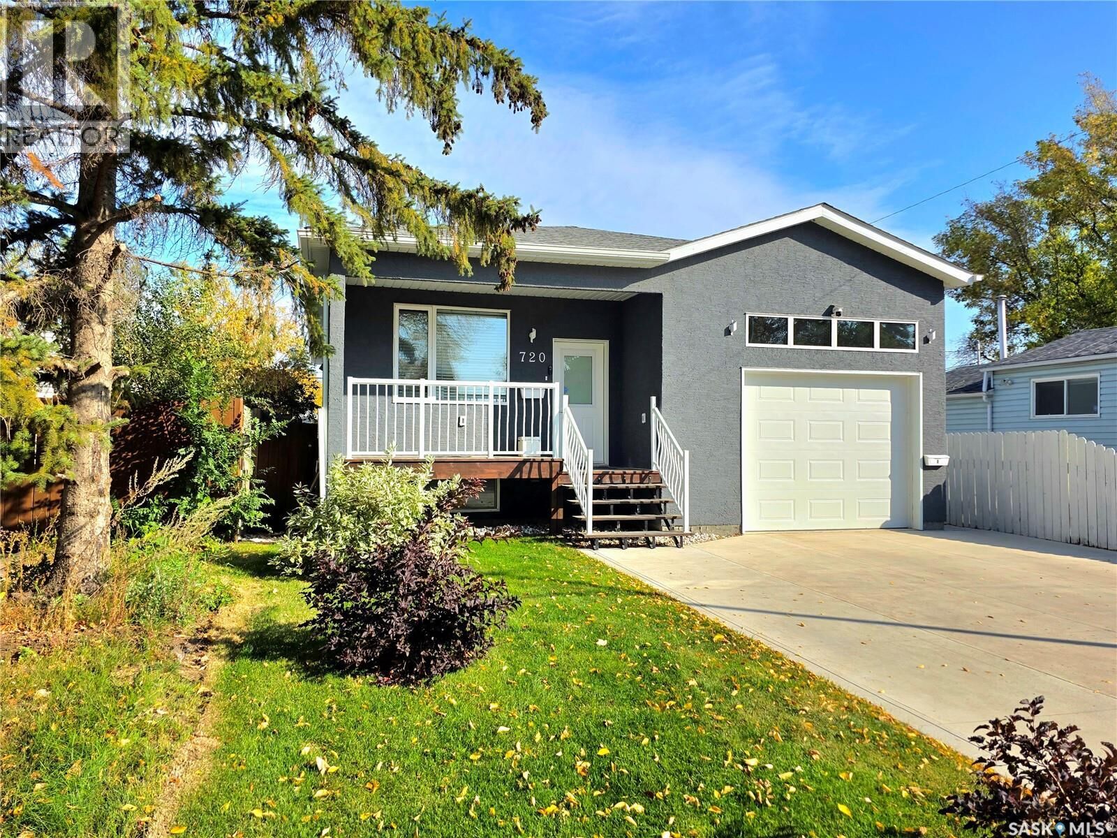 Property Photo:  720 O Avenue S  SK S7M 2S5 