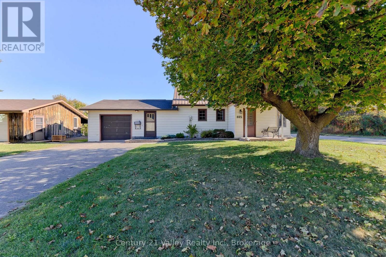 Property Photo:  405 Moore Street  ON K7V 1L8 