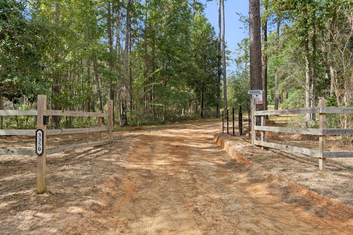 Property Photo: 3350 New Ebenezer Road FL 32567