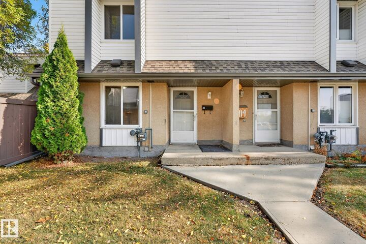 Property Photo: 1 Garden Grove Grove NW H5 AB T6J 2L3