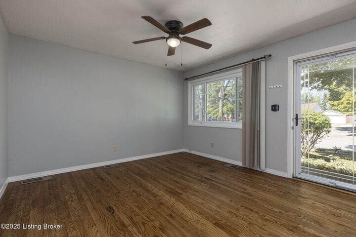 Property Photo: 8016 Edsel Ln KY 40291