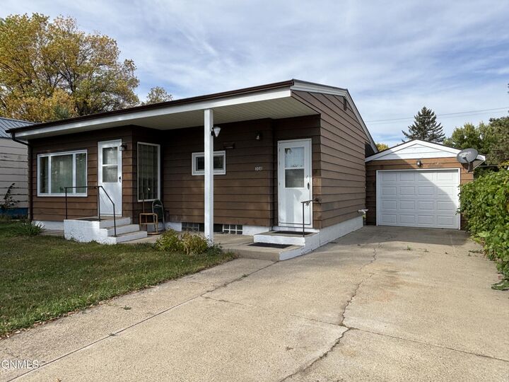 Property Photo:  308 3rd Street NW  ND 58523 