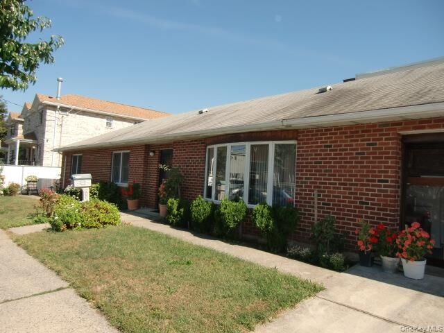 Property Photo:  900 Vincent Avenue  NY 10465 