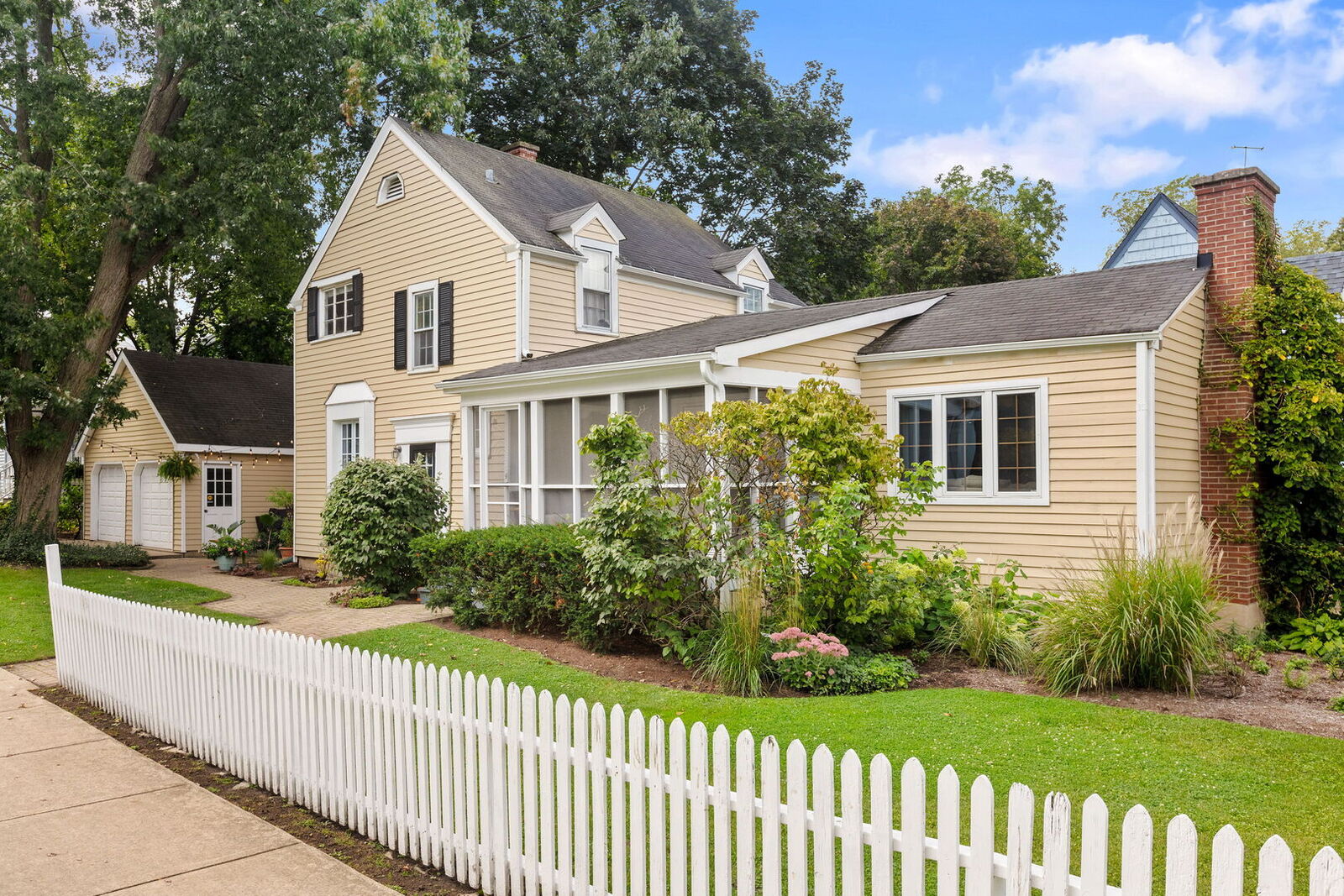 Property Photo:  345 E Russell Street  IL 60010 