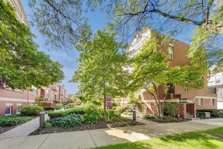 Property Photo:  3645 W Cornelia Avenue A  IL 60618 