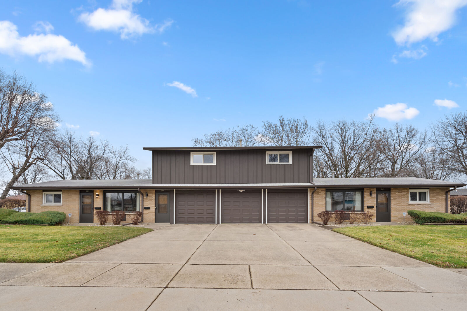 Property Photo: 537-541 N Edgelawn Drive 541 IL 60506