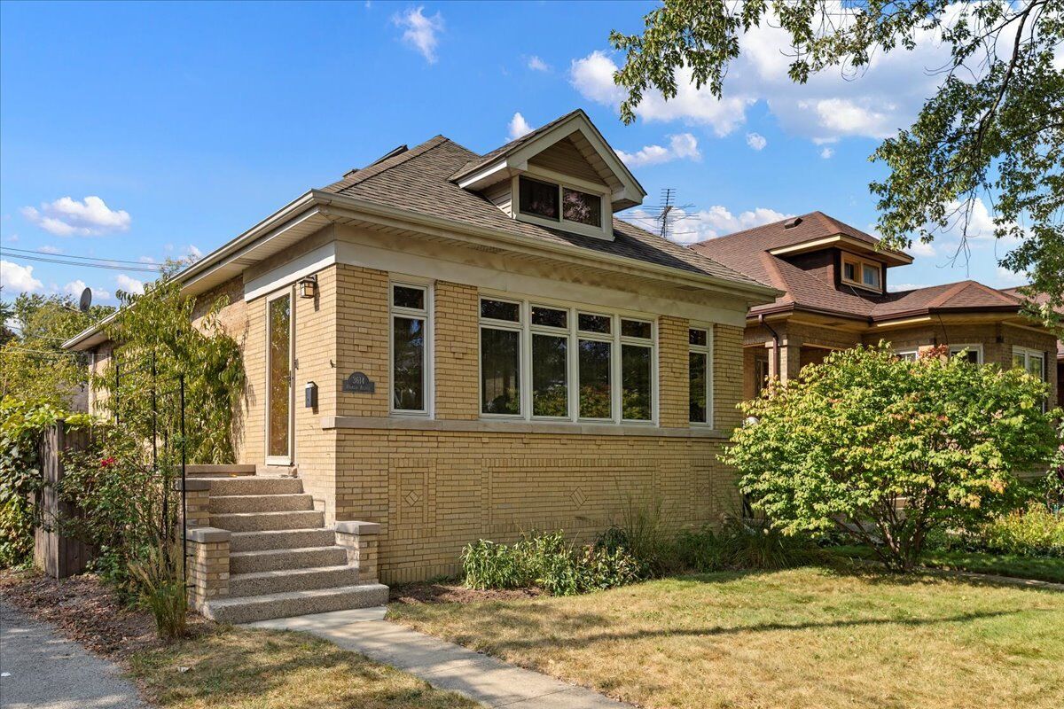 Property Photo:  3614 N Hamlin Avenue  IL 60618 