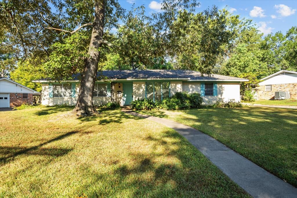 Property Photo:  301 Cunningham Dr  TX 75901 