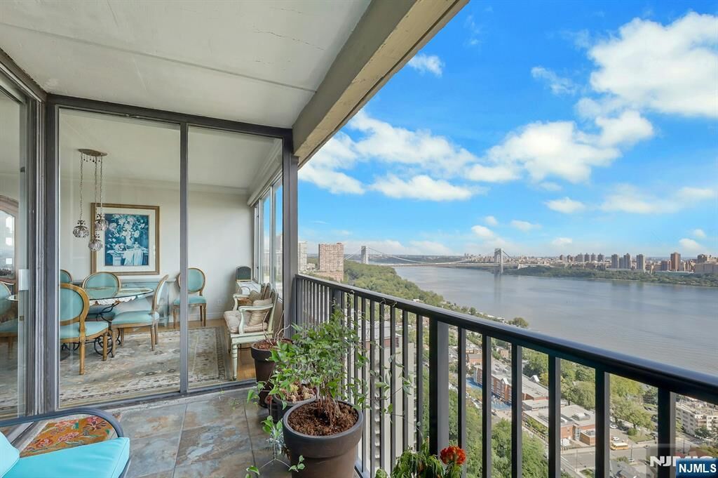 Property Photo:  6 Horizon Road 2207  NJ 07024 