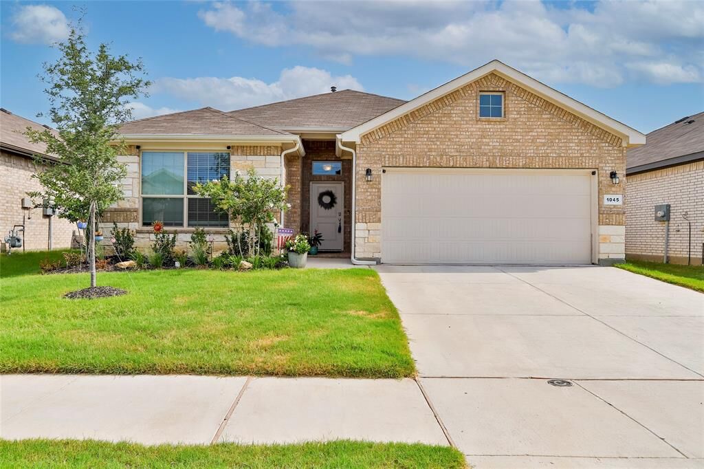 Property Photo: 1045 Kirkham Way TX 76247