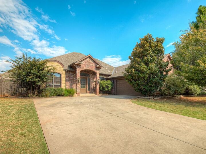 Property Photo: 1417 Glenmere Court OK 73003