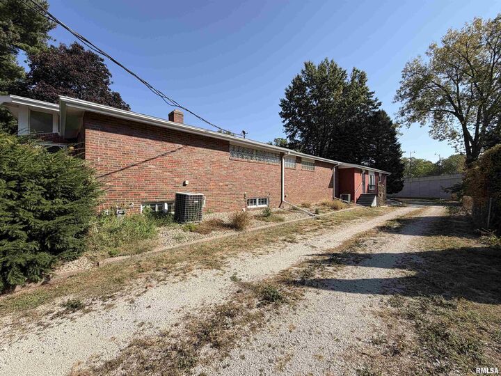 Property Photo:  369 N Kellogg Street  IL 61401 
