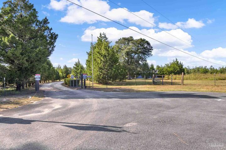 Property Photo: 585 Huckaba Rd FL 32435