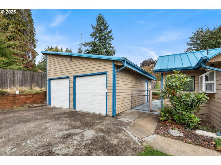Property Photo:  1845 SW Taylors Ferry Rd  OR 97219 