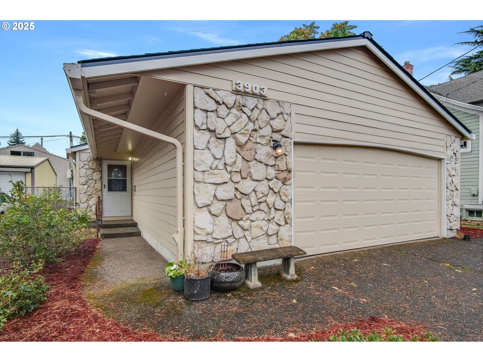 Property Photo:  3903 SE 66th Ave  OR 97206 