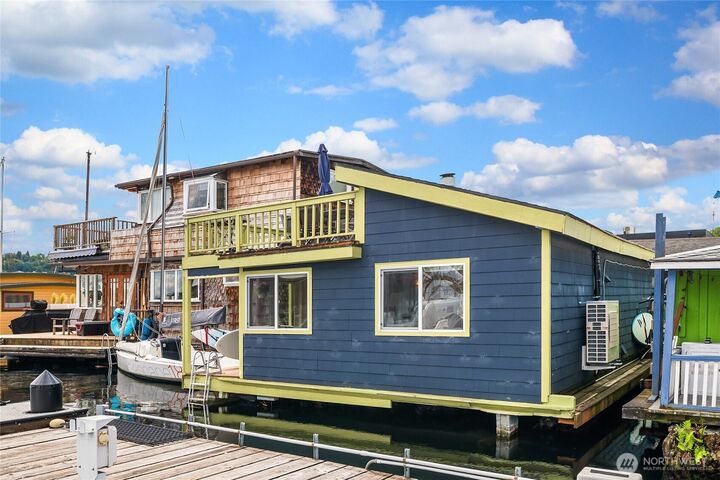 Property Photo:  2420  Westlake Avenue N 11  WA 98109 