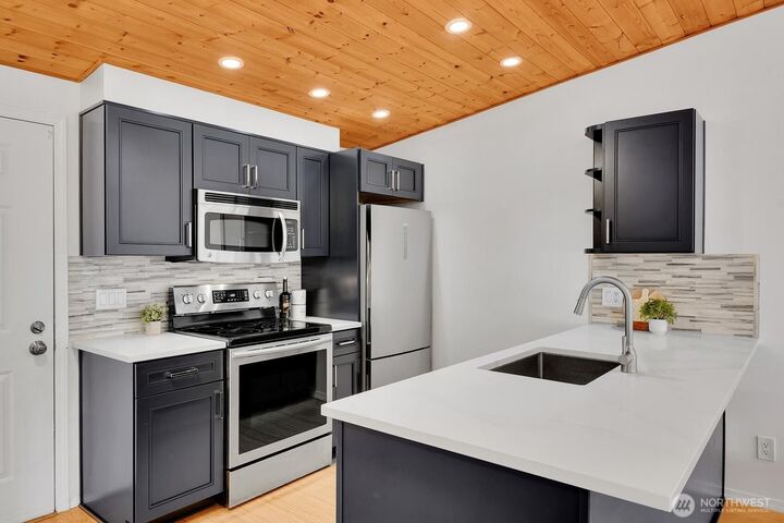 Property Photo:  9484  Redmond-Woodinville Rd NE C-305  WA 98052 