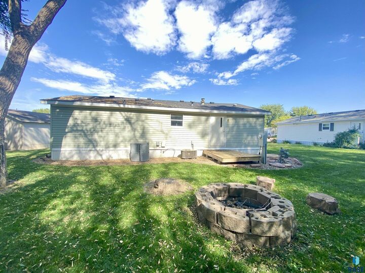 Property Photo: 1303 E Iris Pl SD 57103