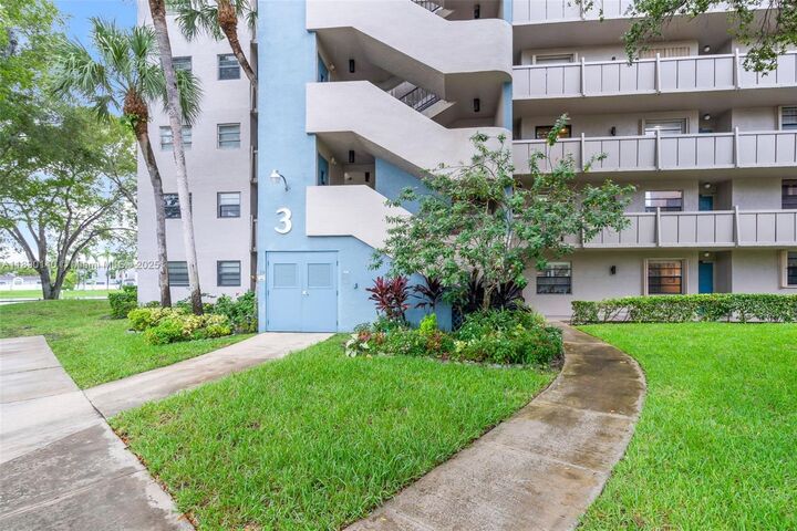 Property Photo: 1100 Colony Point Cir 504 FL 33026