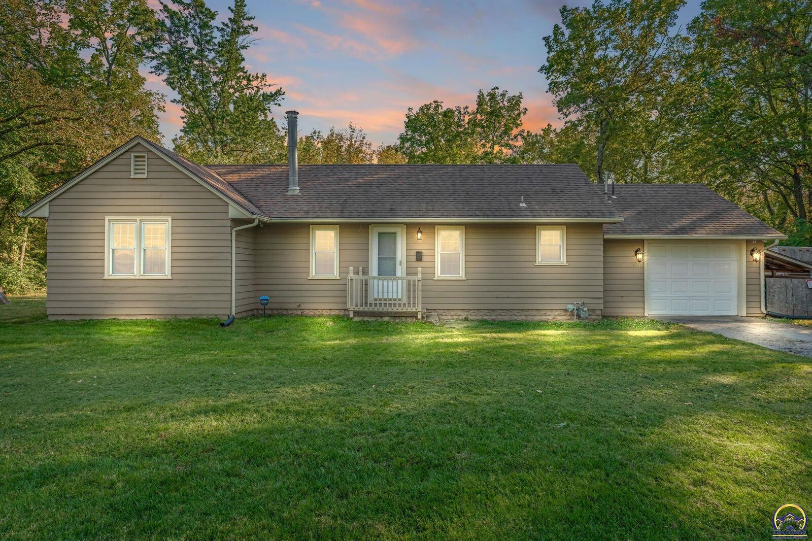 Property Photo:  507 SE 37th St  KS 66605 