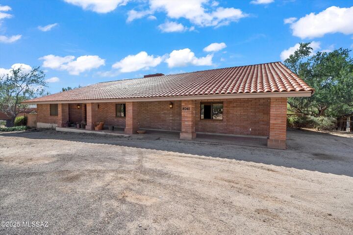 Property Photo: 8741 N Chinaberry Way AZ 85742