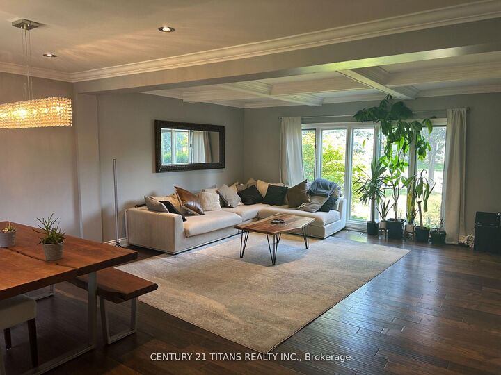 Photo de la propriété:  349 Carnaby Court Main  ON L1G 6N7