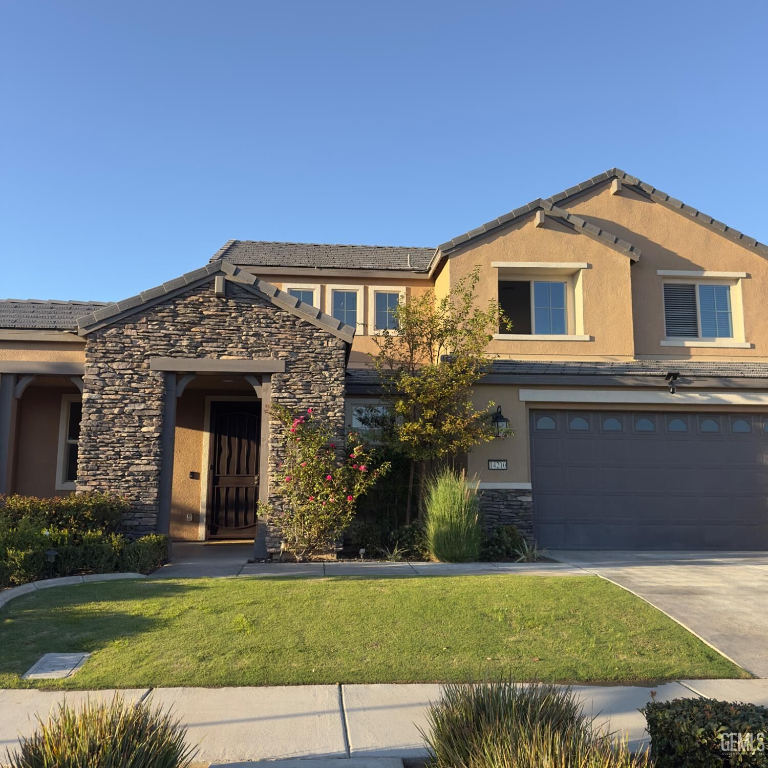 Property Photo: 14210 Everton Avenue CA 93311