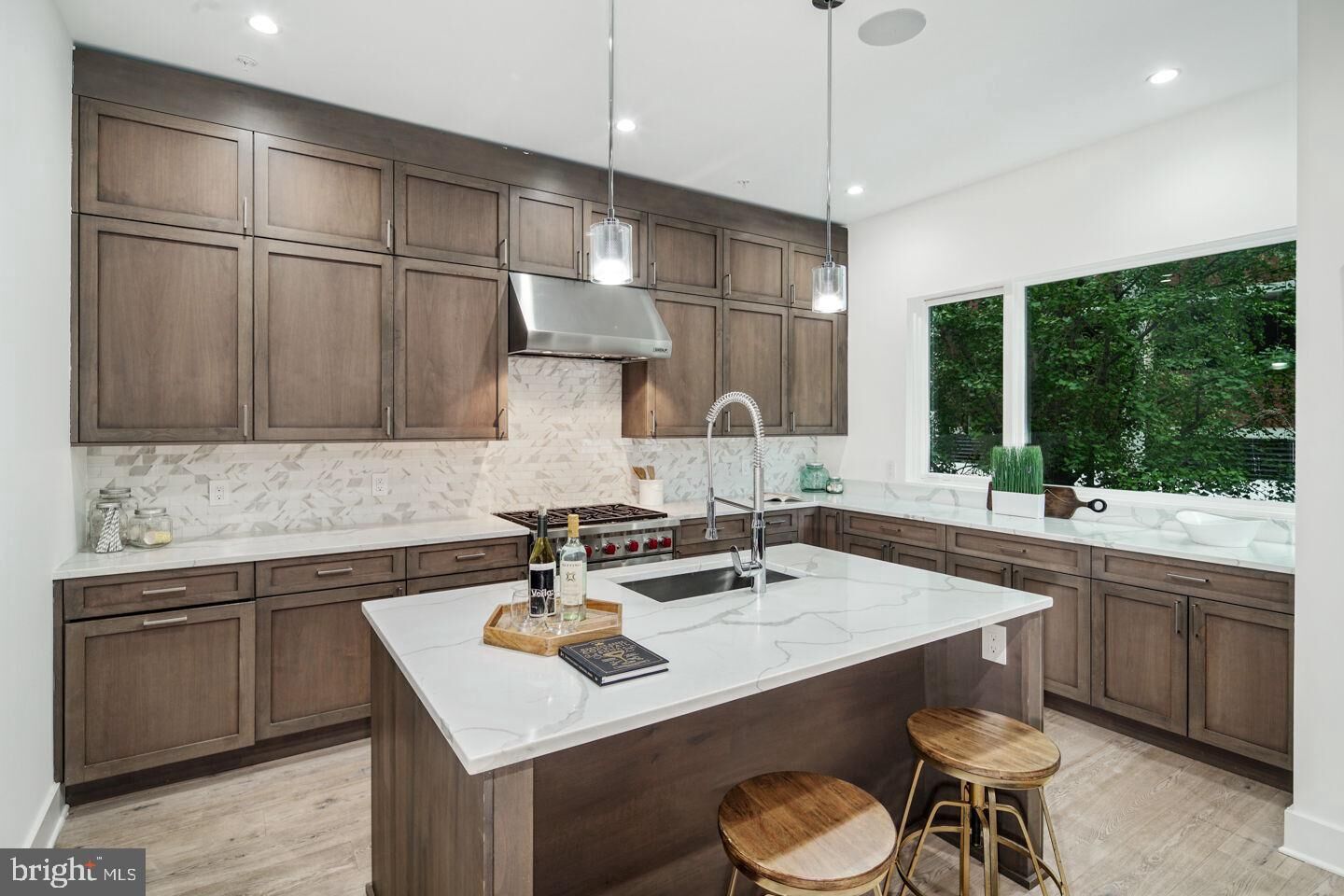 Property Photo:  112 Sansom Street  PA 19106 