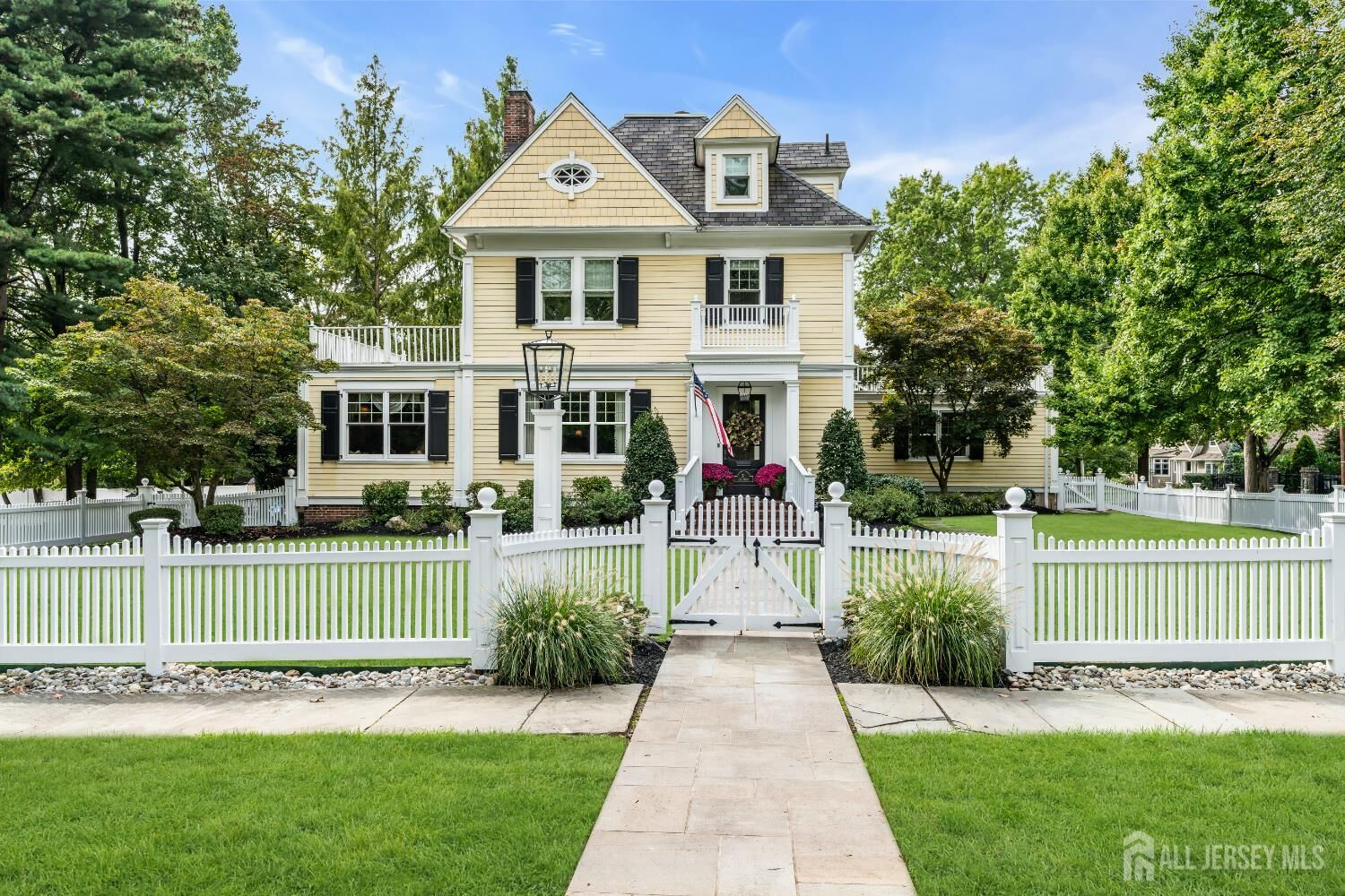 Property Photo:  31 Oak Avenue  NJ 08840 