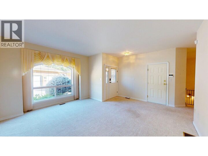 Property Photo:  2205 Rockland Avenue 3  BC V1R 3G3