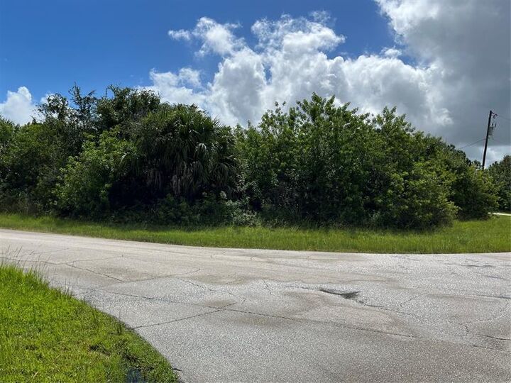 Property Photo: 4481 SW Gadshaw Rd FL 34953