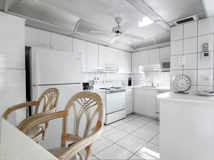 Property Photo: 381 S Hollybrookdrive 204 FL 33025