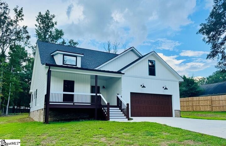 Property Photo: 704 Sherwood Avenue SC 29654