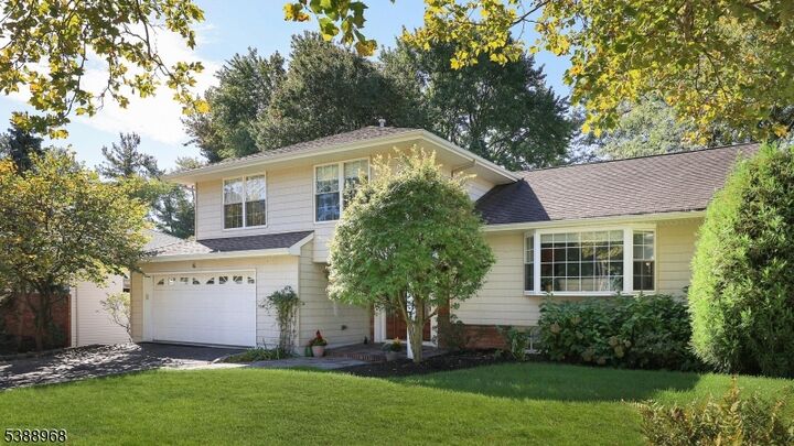 Property Photo:  6 Robin Rd  NJ 07023 