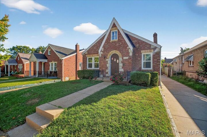 Property Photo:  1126 Art Hill Place  MO 63139 