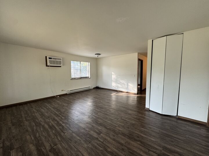 Property Photo: 901 E Chicago Avenue 2W IL 60540