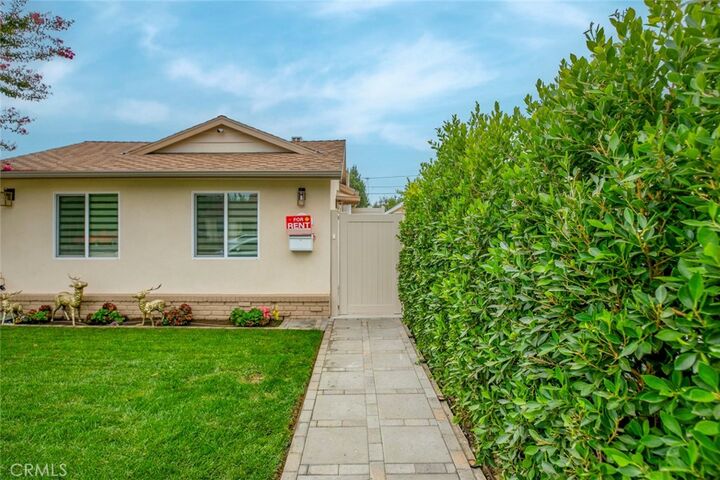 Property Photo: 13932 13930 Wyandotte CA 91405