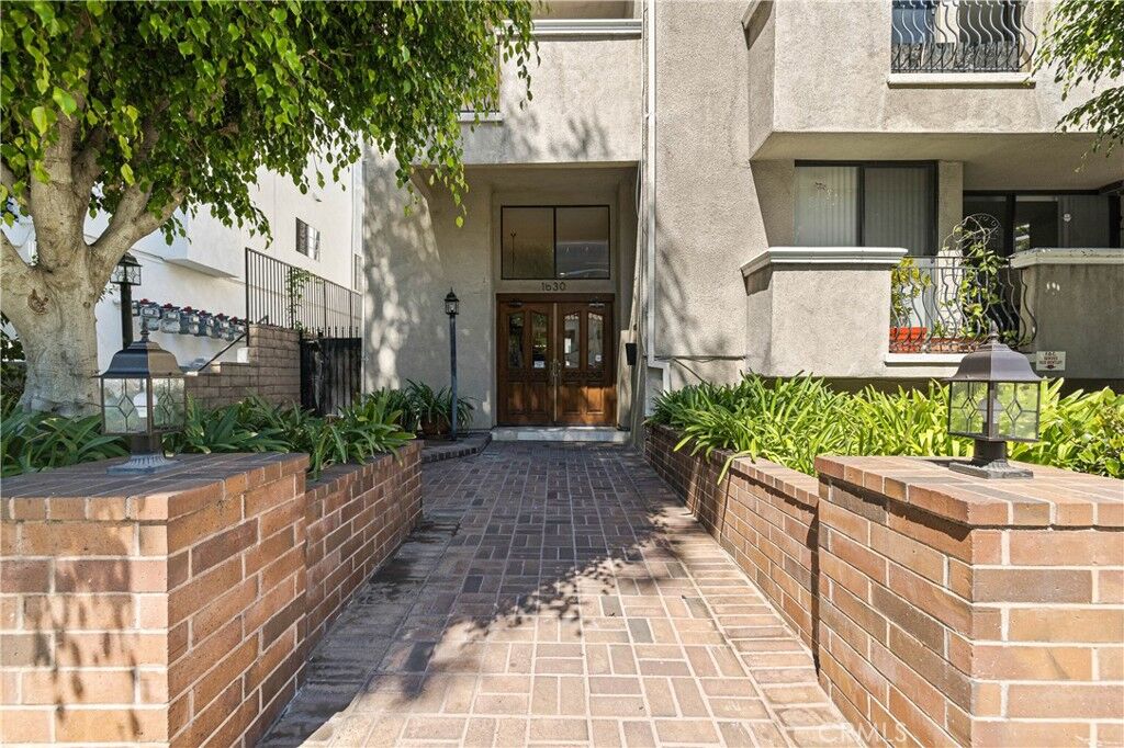 Property Photo: 1630 S Bentley Avenue 103 CA 90025
