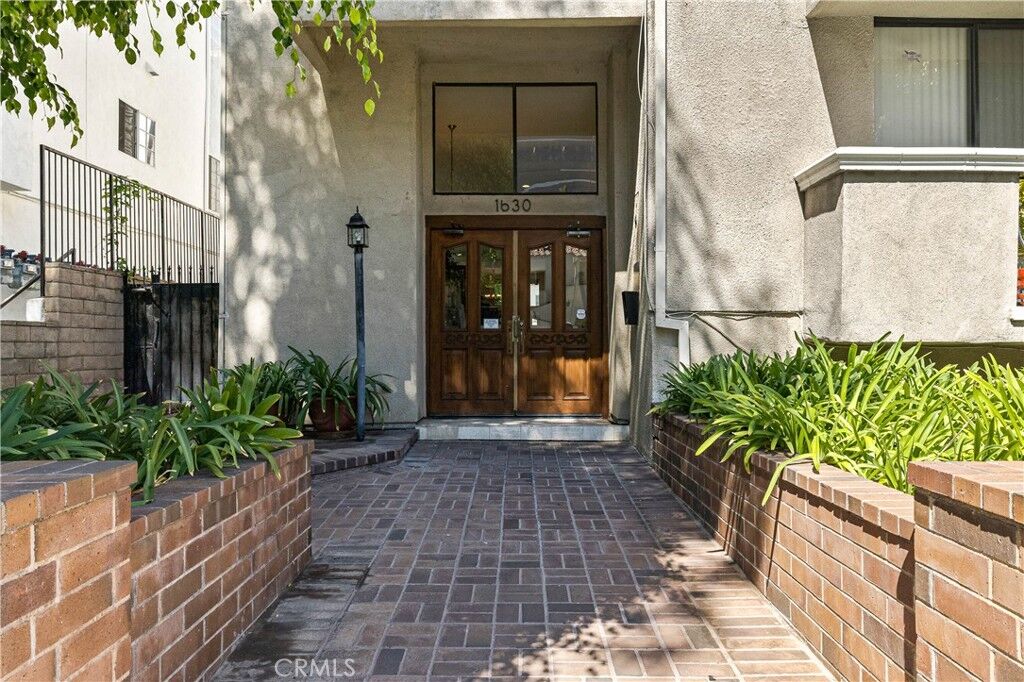 Property Photo:  1630 S Bentley Avenue 103  CA 90025 