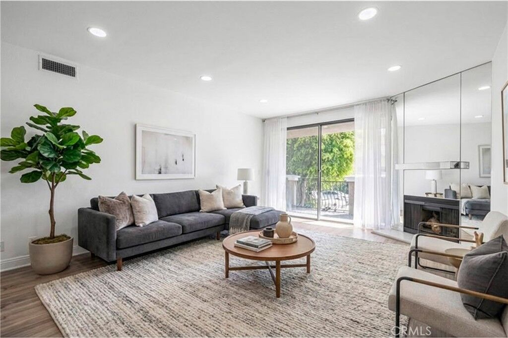 Property Photo:  1630 S Bentley Avenue 103  CA 90025 